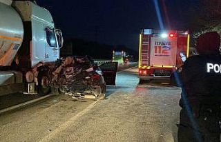 Tanker park halindeki otomobile çarparak 200 metre...