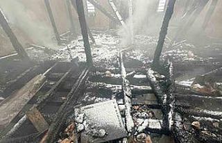 Tarihi cami yangın sonrası kullanılamaz hale geldi