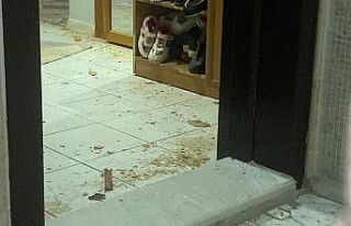 Tartıştığı eşinin açmadığı kapıya kurşun...