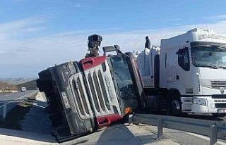 Tır yolun ortasına devrildi