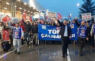 Tofaş işçisi yağmur çamur demeden nöbete devam...