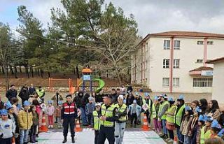 Trafik jandarma ekiplerinin eğitimine öğrencilerden...