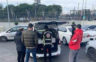 Zeytinburnu’nda düğün konvoyunda caddeyi kapatıp,...