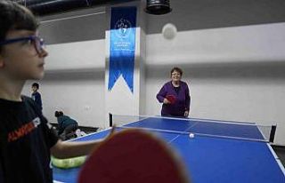 77 yaşındaki ‘Dilek teyze’ masa tenisi tutkusundan...