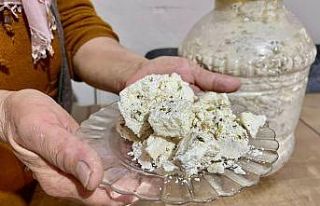 Aylarca toprak altında bekletilen peynirler sofraları...