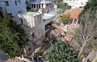 Bahçedeki kaçak yapı yıkılıyor:100 yıllık...