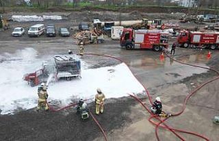 Bölgenin en güçlü itfaiyesinde itfaiyeciler eğitimde