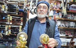 Burhaniye’de eski yılların gaz lambaları ilgi...