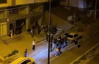 Cadde ortasında iki grup arasında tekmeli, yumruklu...