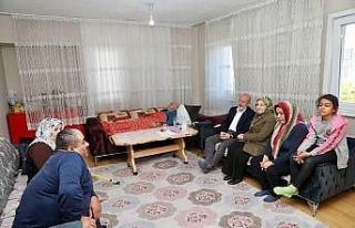 Çolakbayrakdar çifti, vatandaşları evlerinde ziyaret...