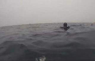 Dalgıçlar kayıp mürettebatı aramak için midye...
