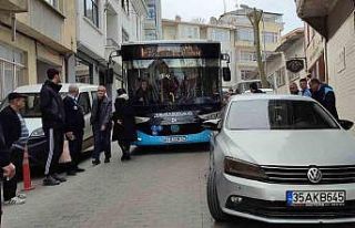 Dar sokakta hatalı park çilesi: Otobüsler kuyruk...