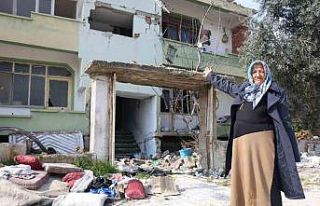 Depremzede yaşlı kadını darp edip, hasarlı evinden...
