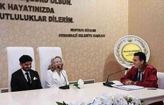 Dünya evine giren çifte Dündar’dan sürpriz