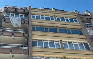 Elazığ’da yolda yürüyen vatandaş, saniyelerle...