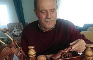 Emekli marangoz ustası, ağaçları oyarak yüzlerce...