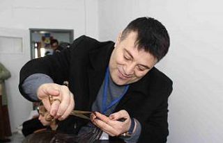 Engelli öğrencilerin saçlarını kesip, yüzlerini...