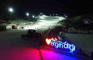 Ergan Kayak Merkezi’nde gece kayak keyfi