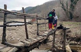 Evlerine ulaşmanın tek yolu derme çatma köprü