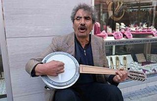 Gazi ekmek parasını sokakta müzik yaparak çıkarıyor
