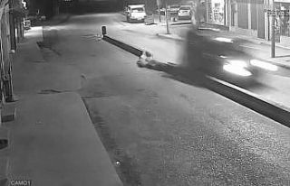 Hafif ticari aracın refüje çarptığı anlar kamerada