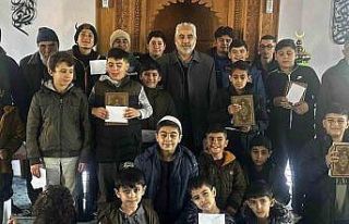 Hüyük’te yarı yıl tatilinde camiye giden öğrenciler...