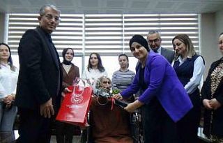 Huzurevindeki yaşlı çiftleri ve hasta yatağında...