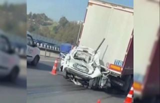 İki tırın arasında kalan araç kağıt gibi ezildi,...