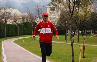 Japonya’da maraton koşmak için inşaatlarda çalışıyor