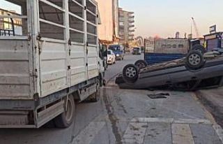 Kamyonete çarparak ters dönen aracını bırakıp...