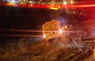 Kontrolden çıkan okul servisi tarlaya uçtu