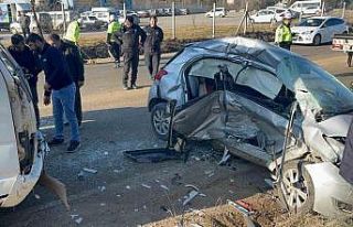 Kontrolden çıkan otomobil kamyonla çarpıştı:...