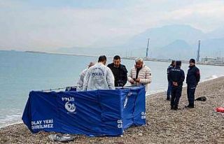 Konyaaltı sahilinde deniz üzerinde yarı çıplak...