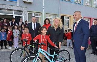 Lapseki’de kan bağışçılarına bisiklet ve madalya