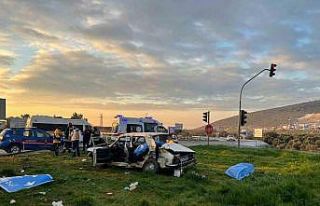 Manisa’da tır ile otomobil çarpıştı: 3 ölü...