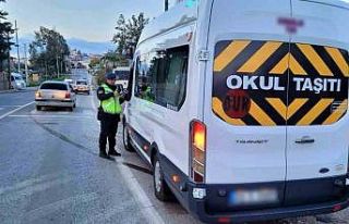 Mersin’de jandarma ekipleri okul servis araçlarını...