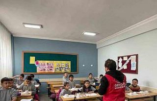 Muğla’da gönüllü gençler çocukları sanat...