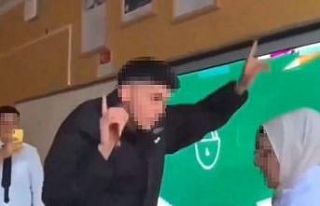 Öğretmenin karşısında oynayıp TikTok videosu...