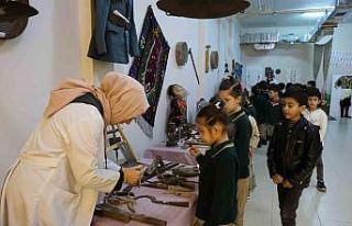Okuldaki tarihi sergi öğrencileri geçmişe götürüyor
