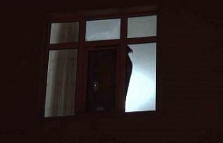 Pendik’te kendini eve kilitleyip camdan dışarı...