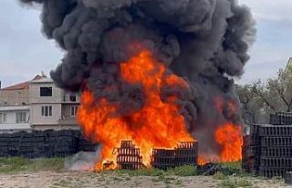 Plastik kasalar alev alev yandı