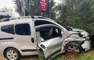 Serik’te iki otomobil çarpıştı, anne ve oğlu...