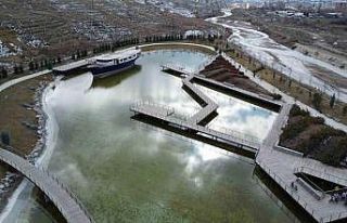 Suni gölet şehirde denizi aratmıyor: Vatandaşlardan...