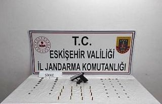 Tarihi eser ve ruhsatsız tabanca satmak isterken...