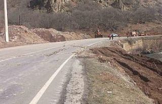 Tunceli’de devrilen tankerden çaya akan bitüm...