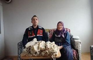 Yaşlı kadın elleriyle ördüğü çorapları Mehmetçiğe...