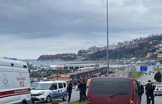 Yolun karşısına geçmek isteyen kadınlara araç...