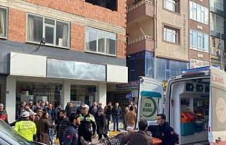 Yolun karşısına geçmeyen çalışan kadına motosiklet...