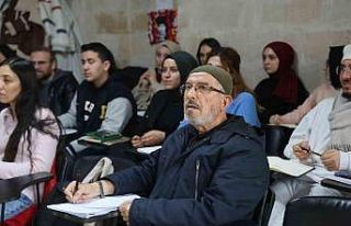 70 yaşında İngilizce kursuna gidiyor