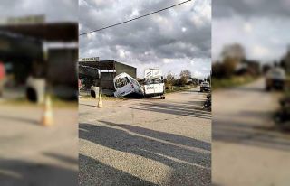 Antalya’da öğrenci ve işçi servisleri çarpıştı:...